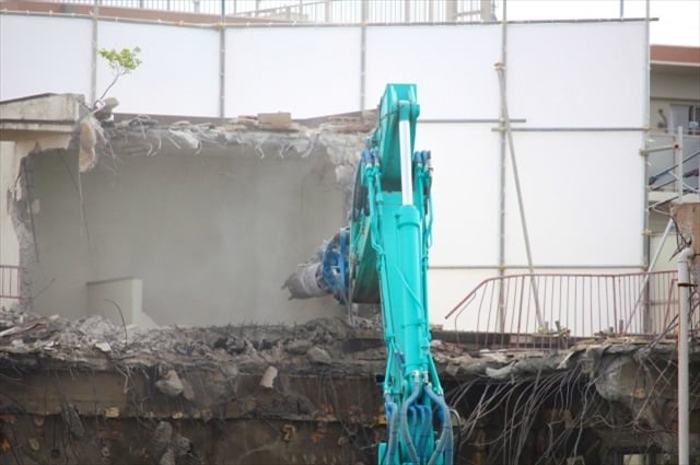 富山市のビル解体は「有限会社 古志建設運輸」 - 解体工事の様子